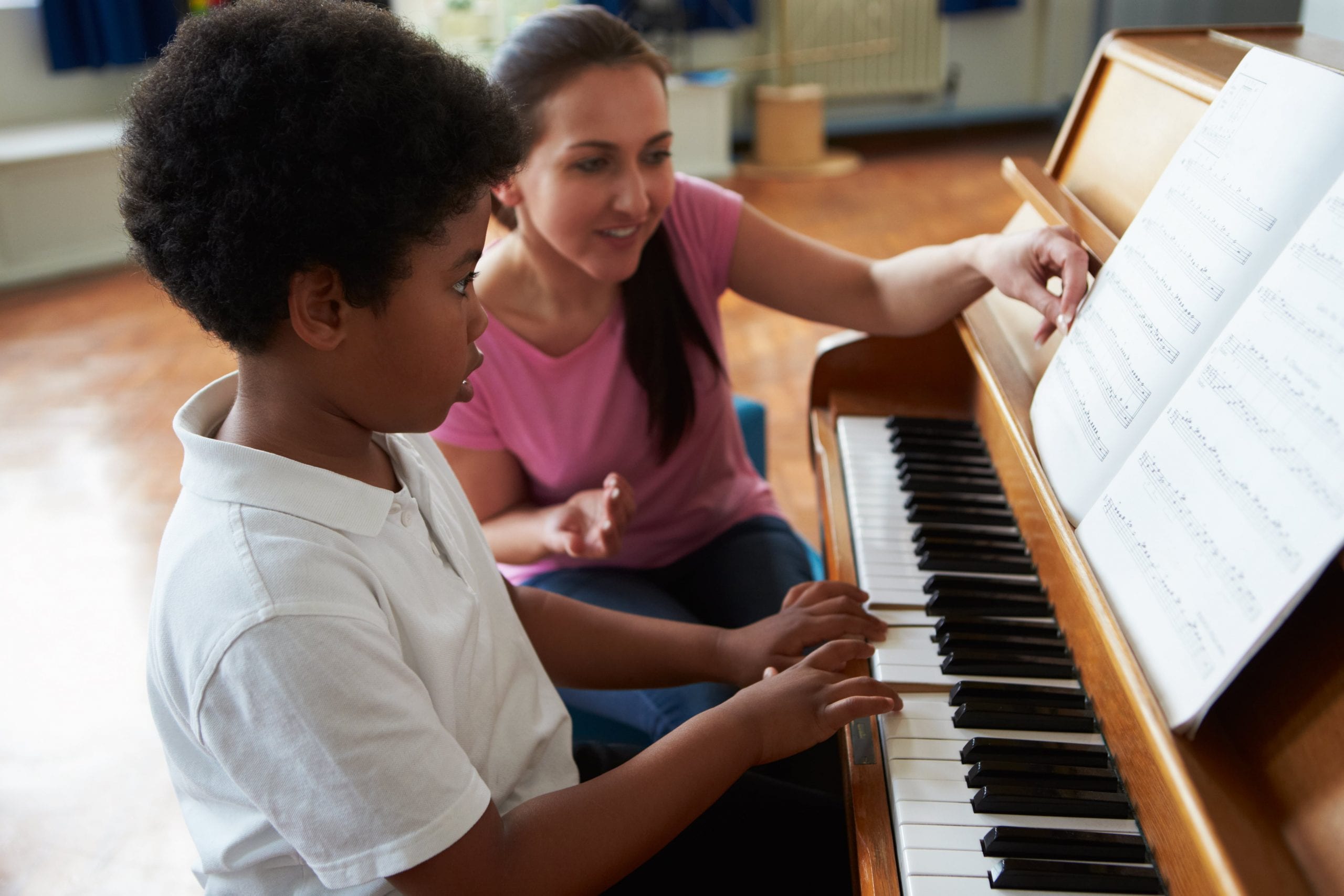 student doing piano lessons